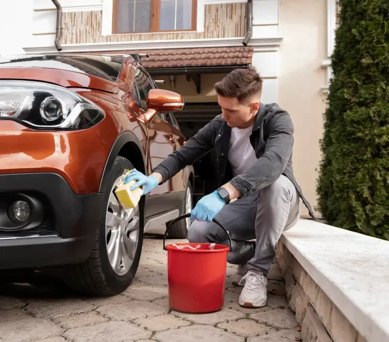 Lavage auto à domicile Les Écorces : professionnel intervenant sur un véhicule